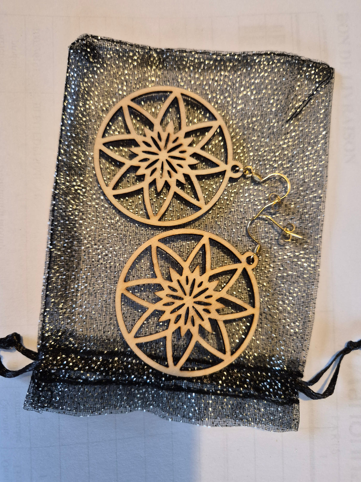 Boucles bois arabesques